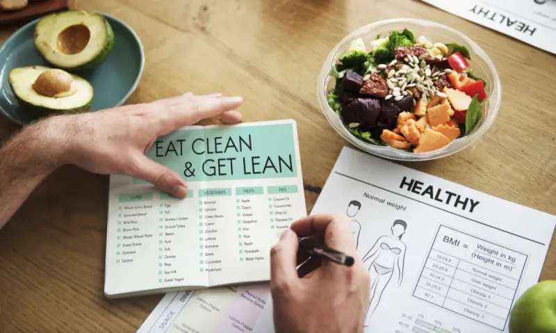 Comida saludable en un plato equilibrado.