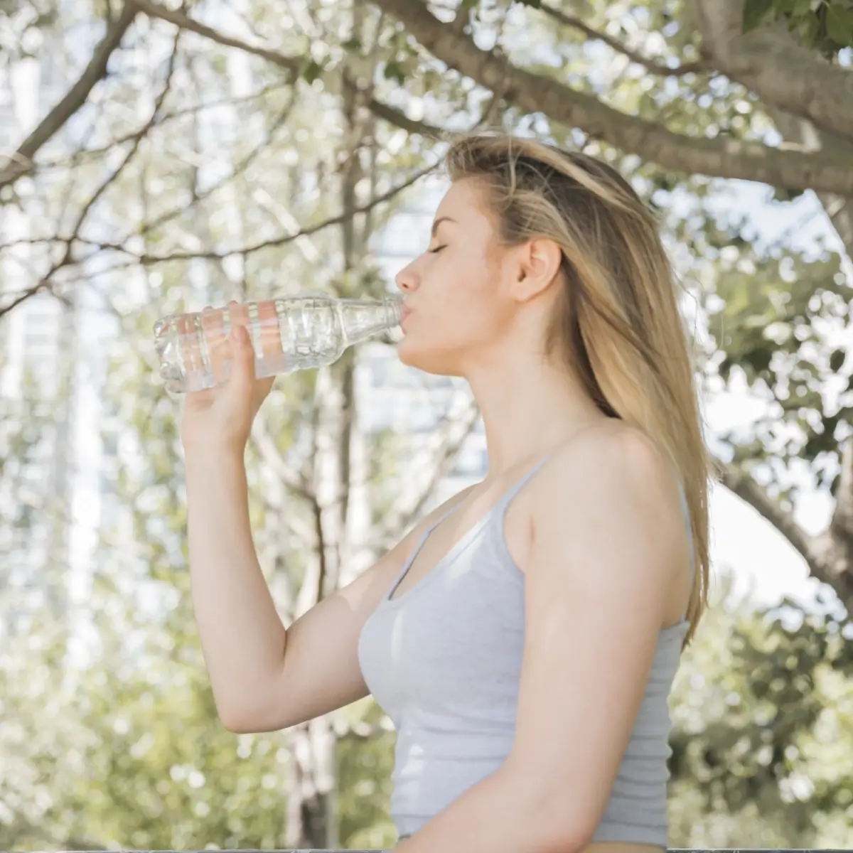 La Importancia de la Hidratación y Cuánta Agua Deberías Beber al Día